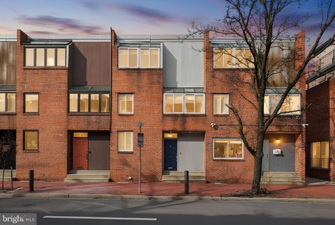 Townhouse For Sale - 711 Lombard Street<br/> PHILADELPHIA, PA 19147