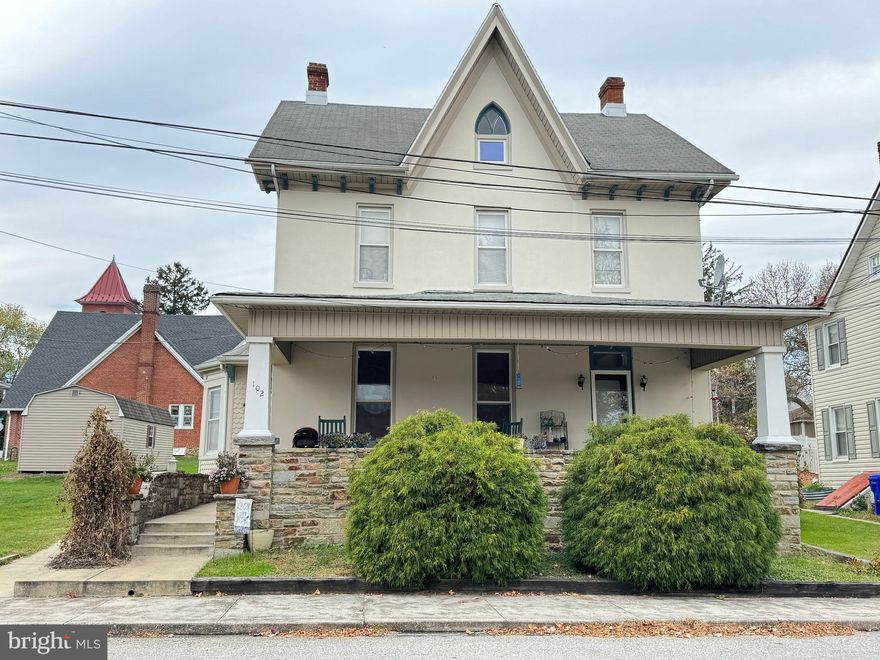 One bedroom, one bathroom 3rd floor apartment.
Note: Applicant must fill out an application and be approved PRIOR to viewing the property. The online application can be found on our website. You can apply for this property under the property description.