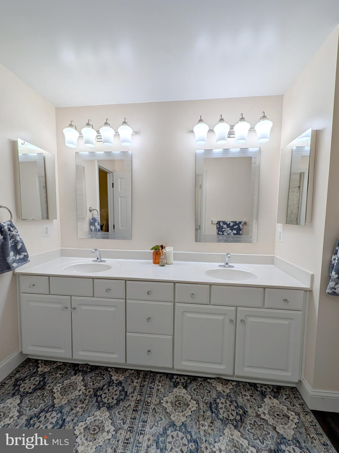 HOLLY HILLS - Residential