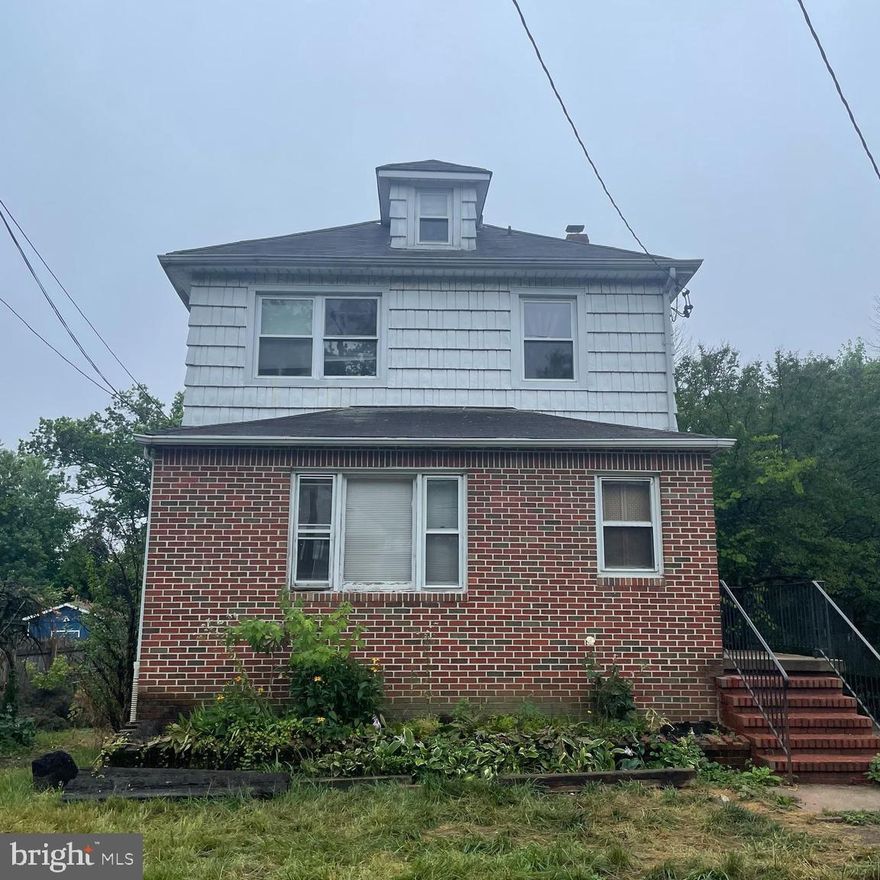 INVESTMENT OPPORTUNITY! Huge single family home with a ton of potential! House will need to be renovated. Excellent opportunity for an investor or handy homeowner. Cash or private loans only. Inspection contingencies will not be considered - AS IS Only ... Please make sure you have seen the property before trying to submit an offer!