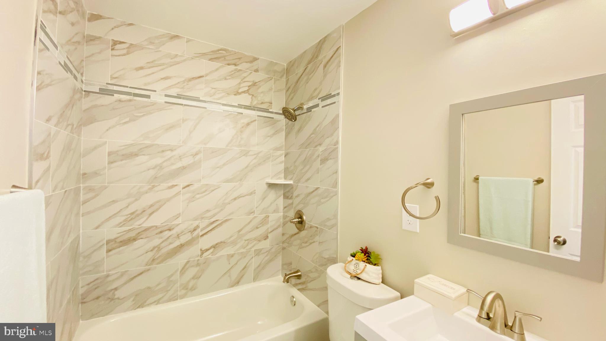 LONDON TOWNE - Residential