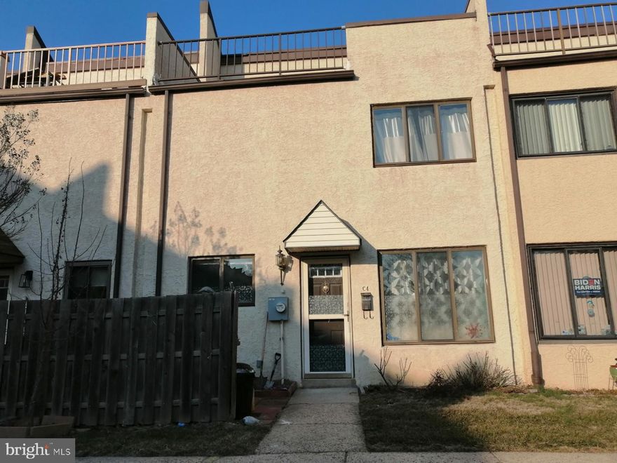 Rarely offered south facing bright rowhouse in Chestnut village. This building features two and half stories with 3 bedrooms and 3 full bath.  The house has been fully renovated and nicely maintained. Brand new HAVC system has just been installed. The kitchen granite countertop with unique design and stainless appliances are definitely a plus. The 2nd floor has 3 bedrooms with 2 full bath, and walk-in closet. The 3rd floor offers an extra loft space for storage. The roof deck are newly replaced, where you can sit relaxing for open view. The property is close to shopping malls and public transportation. Condo fee covers water, house exterior and roof, trash and snow removal, and lawn care. The private parking is right in front of the house.