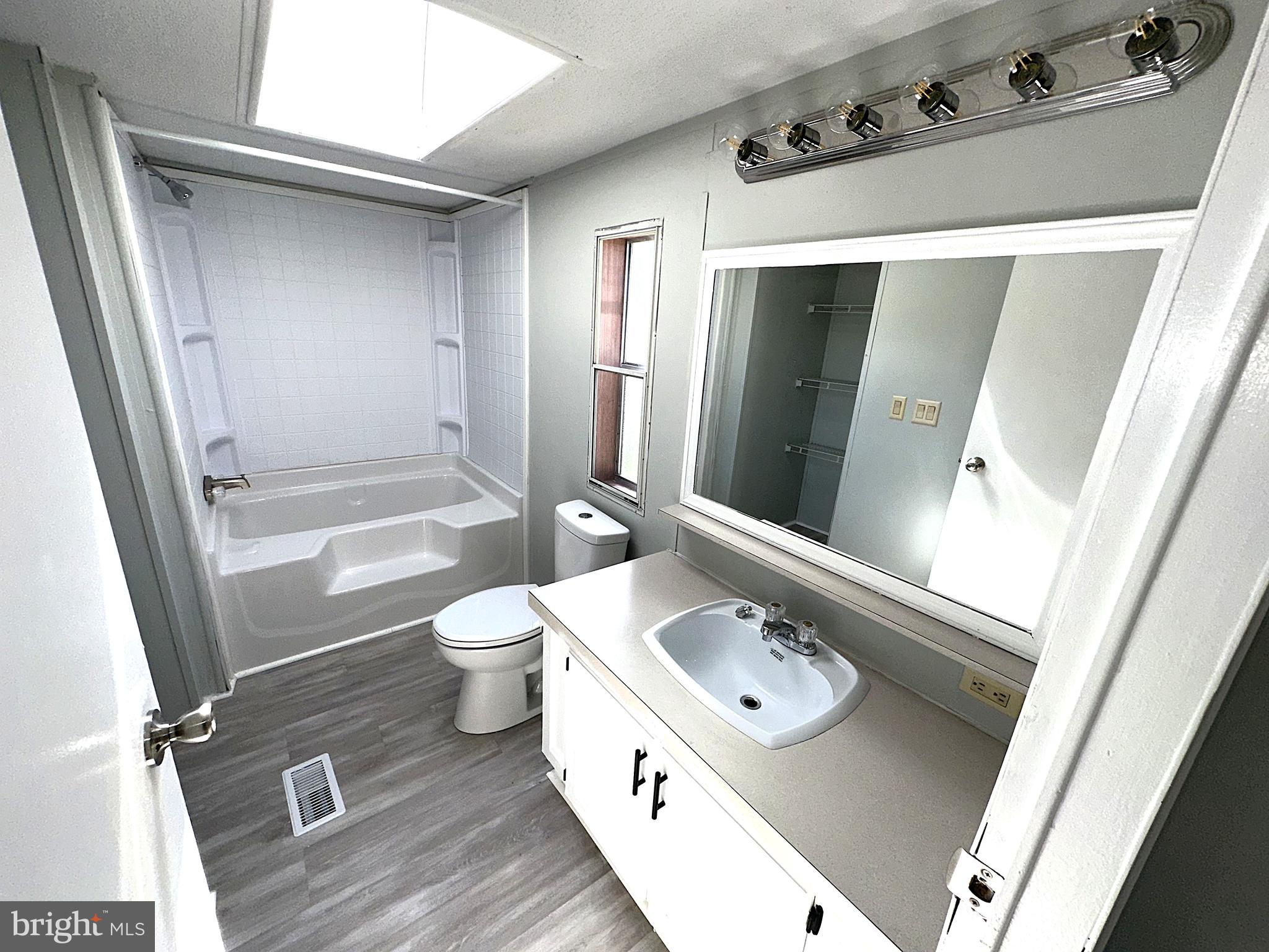 LAKESIDE PARK - Residential