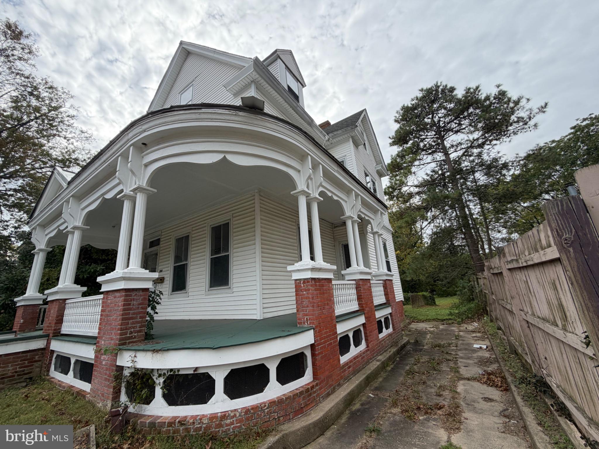 208 S WALNUT STREET
