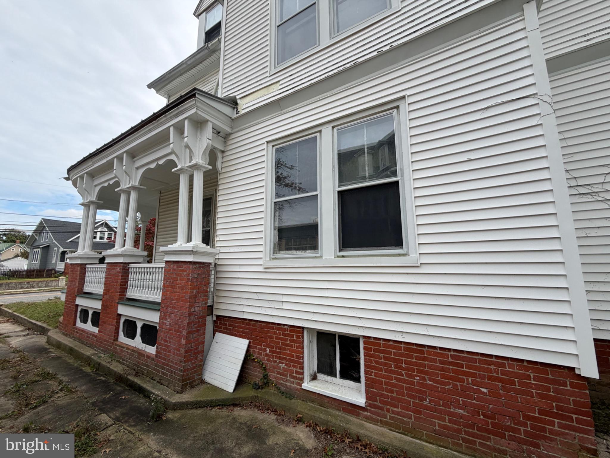 208 S WALNUT STREET