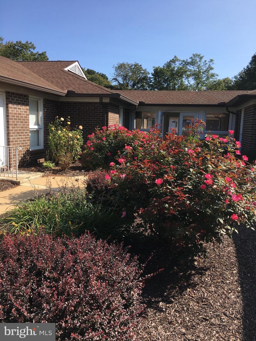 Available 2200 sf well mainatained and managed property for lease $15 + $4 CAM close to Route 1 & I - 95
Also available is unit 5 & 6  / 1632 sf $15 + $4 CAM
Please call agent to show