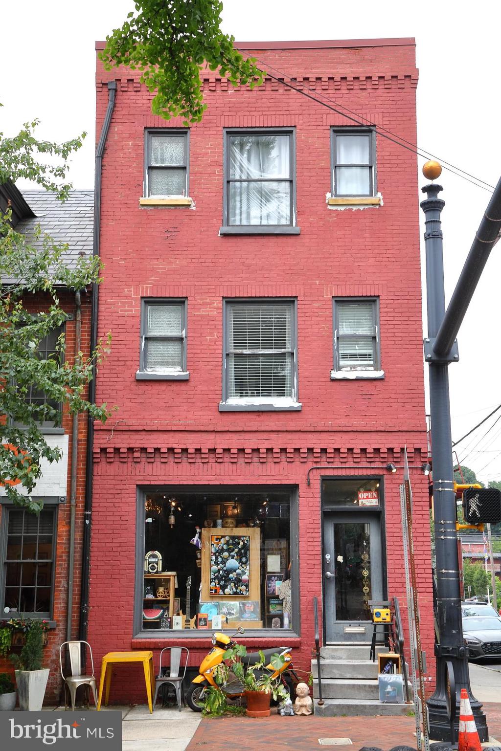 104 W CHESTNUT STREET