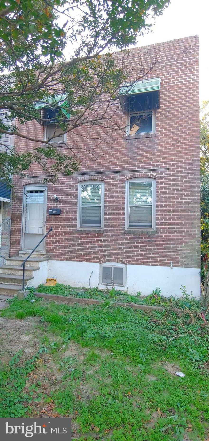 Investors  Special!  End Unit Three level home in Brooklyn Park! Rehab Needed, Being Sold "AS IS"! Main Level features kitchen, living room, dining room with built in cabinet & full bath.  Upper Level has large primary bedroom  lots of closet space, two additonal bedrooms, hall closets and full bath.  Lower Level features unfinished basement with exterior door to back yard. Fully Fenced Yard! Cash or Rehab  Offers!