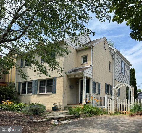Photo of 211 W Greenway Boulevard W, FALLS CHURCH, VA 22046 (MLS # VAFA2004012)