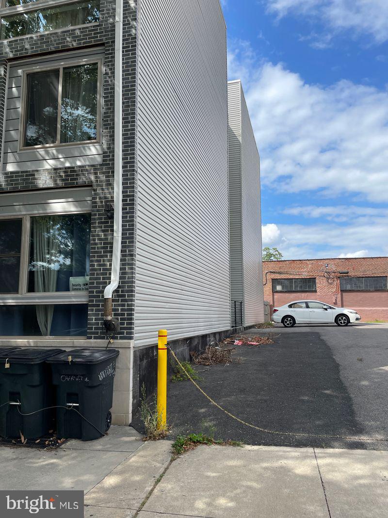 UNIVERSITY CITY - Residential Income