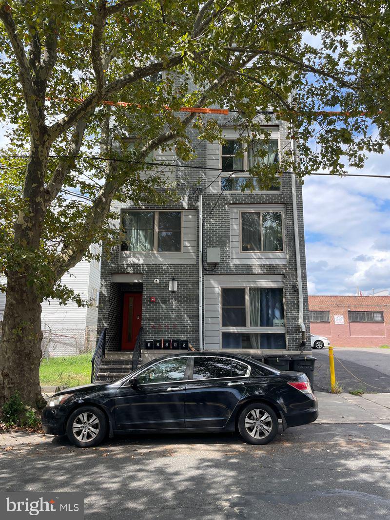 UNIVERSITY CITY - Residential Income