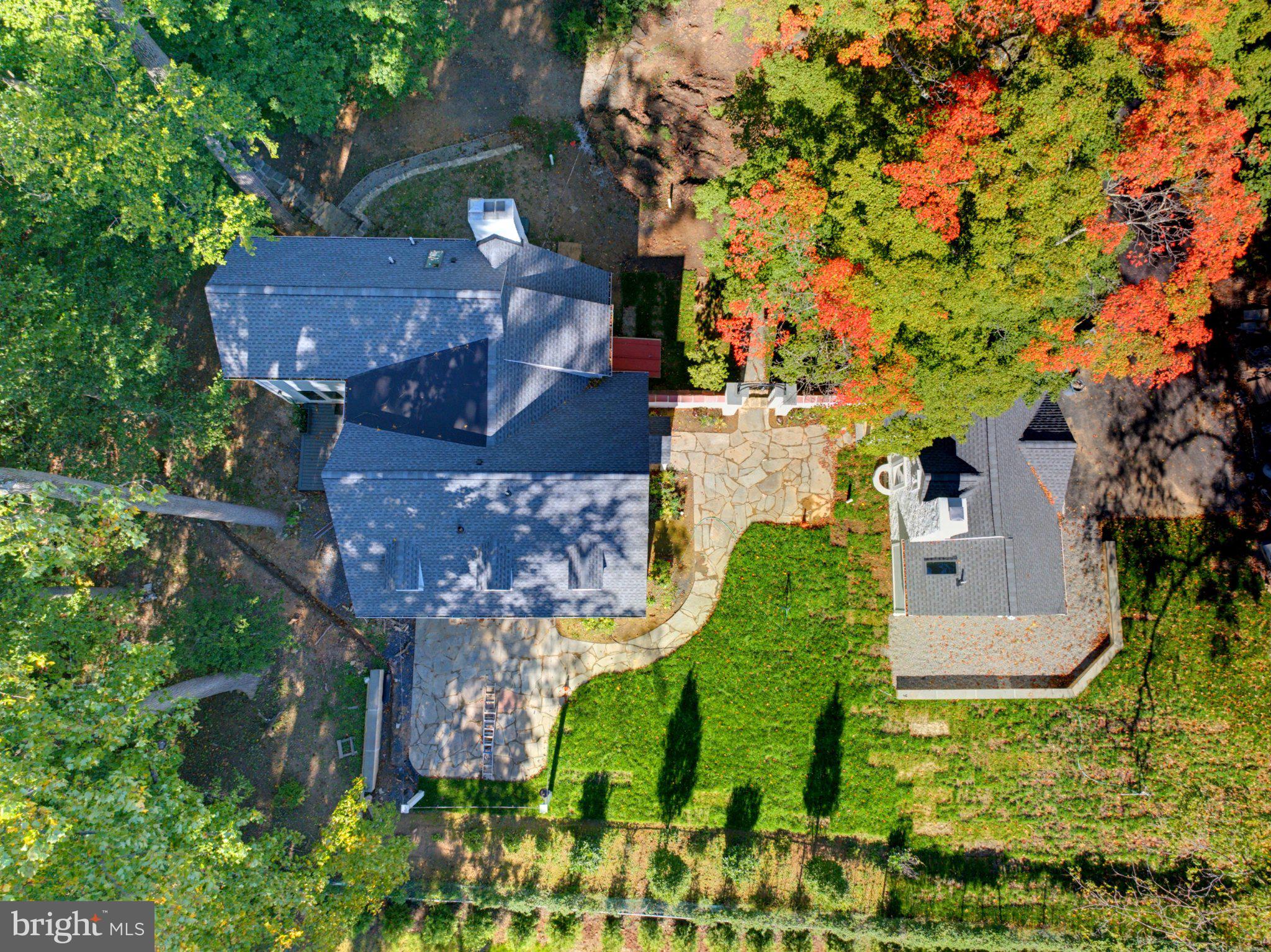 1221 SCHOOL LANE
