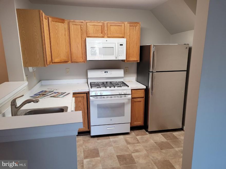 BEAUTIFUL CONDO WITH 3 BR, 3 FULL BATHROOMS, IN A WONDERFUL NEIGHBORHOOD. SPACIOUS LIVING ROOM, BEDROOMS, AND BEAUTIFUL KITCHEN. JUST MINUTES FROM POTOMAC MILLS MALL, MAJOR HIGHWAYS SUCH AS I-95, ROUTE 1, AND ROUTE 123. CLOSE TO METRO, COMMUTER TRAIN, SHOPPING CENTERS, RESTAURANTS, AND MUCH MORE. RIGHT OFF OF PRINCE WILLIAM PKWY. COME AND SEE THIS WONDERFUL HOME.  YOU WILL LOVE IT.  IT IS " VACANT "  READY TO MOVE-IN.

PLEASE FOLLOW CDC GUIDELINES AND WEAR A MASK BEFORE ENTERING IN THE HOUSE. PLEASE LEAVE SHOES OUTSIDE.