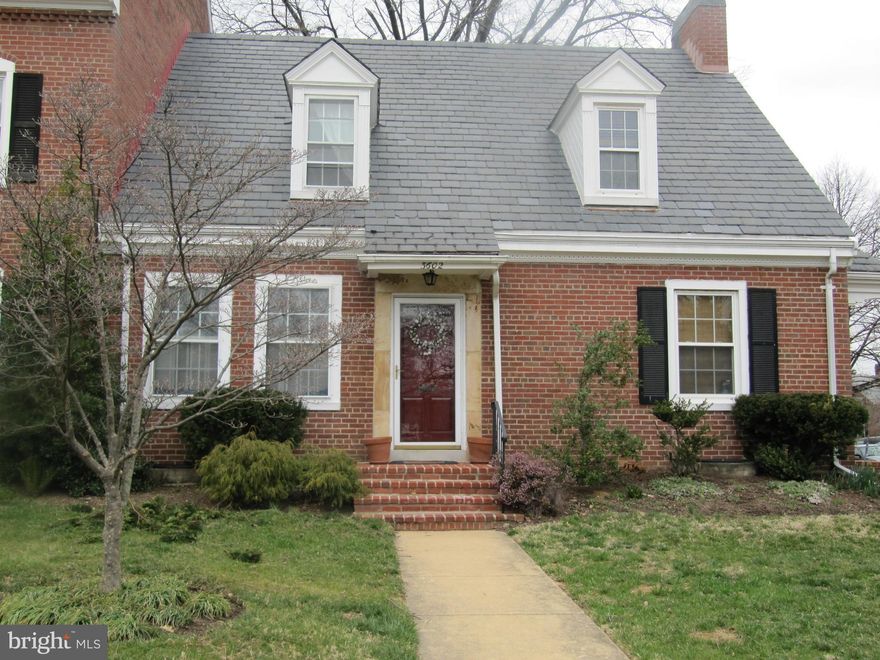 Popular Edgewood model w/1,400 s.f. on 3 levels!  Beautiful HW floors on main & upper levels ** Neutral Berber carpet on lower level ** Updated kitchen ** Large master bedroom and bath on upper level w/walk-in closet ** Lower level  w/full bath, rec room & den or great setup for roommates to use as second bedroom ** Enclosed rear yard with patio ** Pets case by case. Painting to be done.