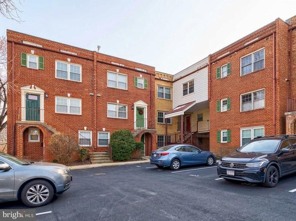 COLUMBIA COURT - Residential