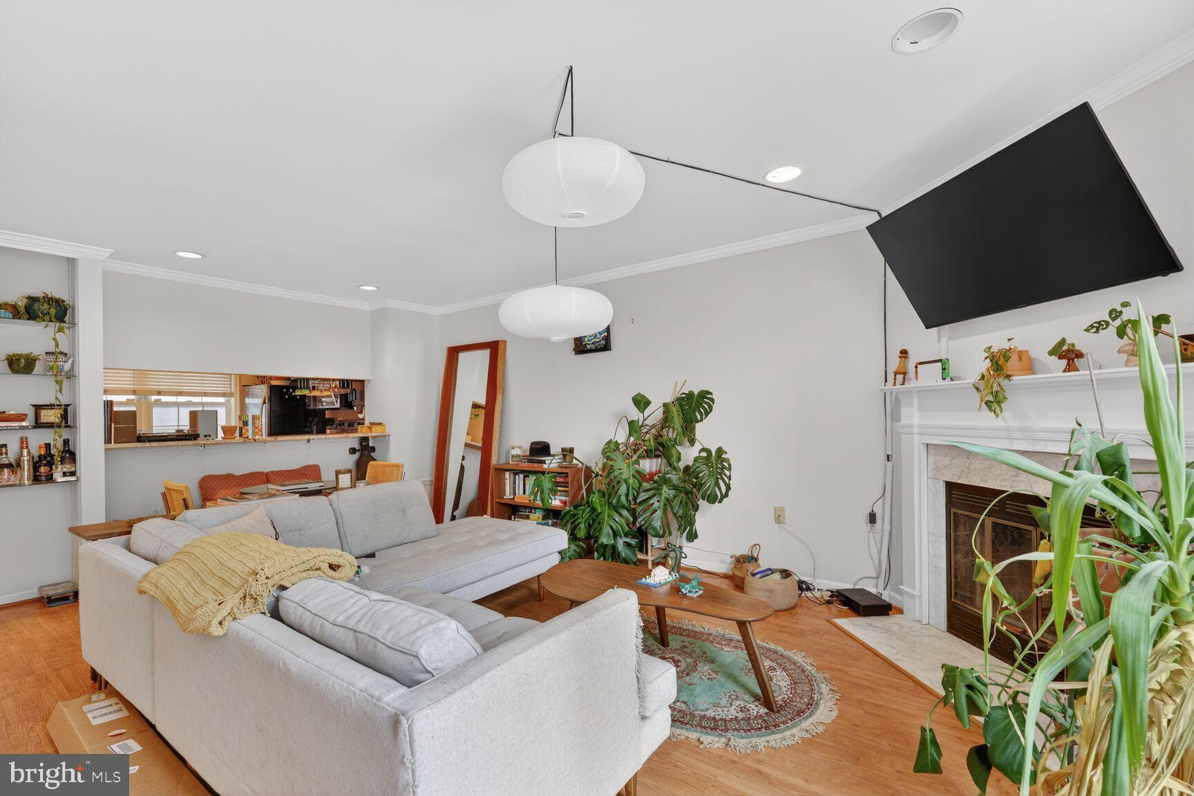 COLUMBIA COURT - Residential