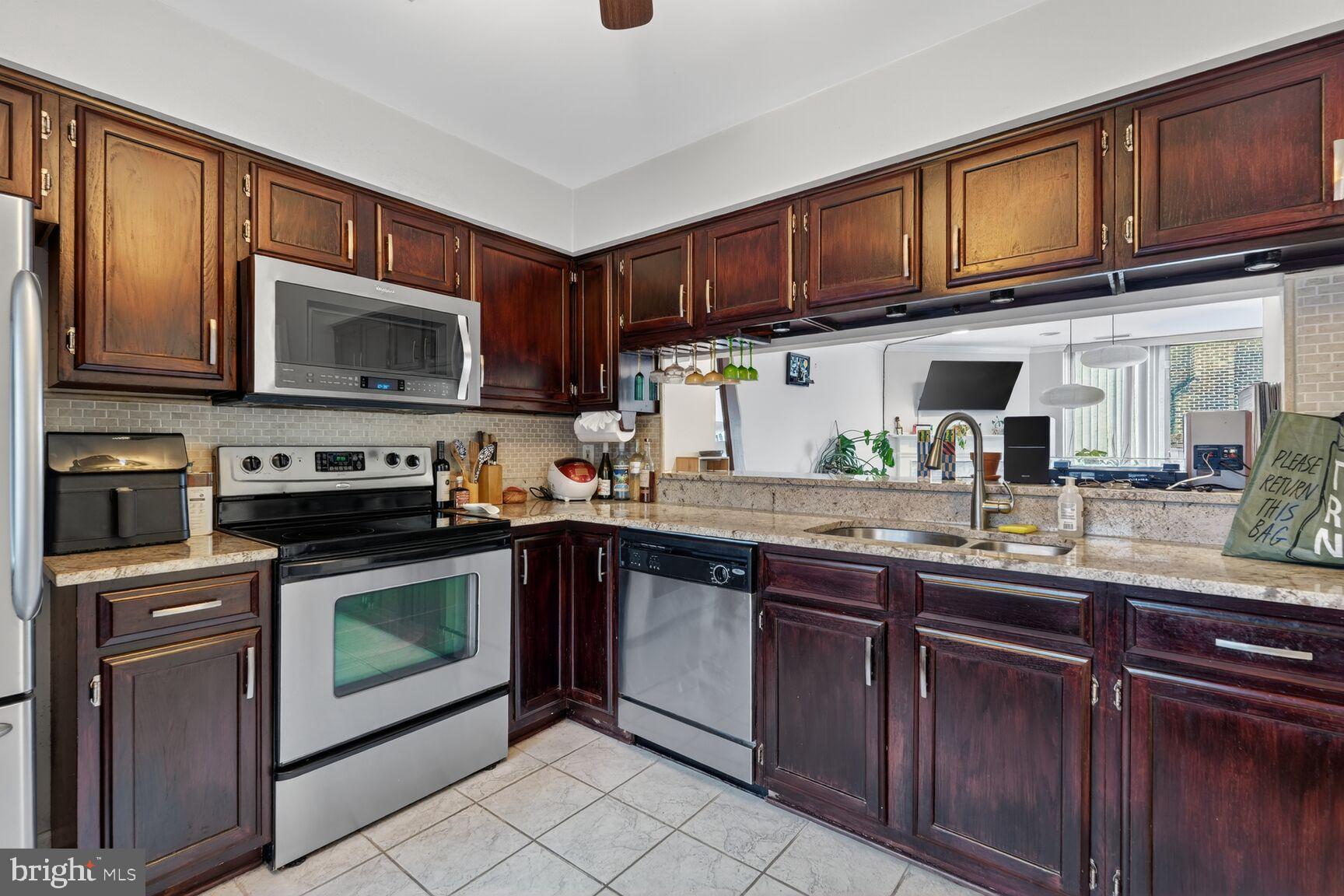 COLUMBIA COURT - Residential