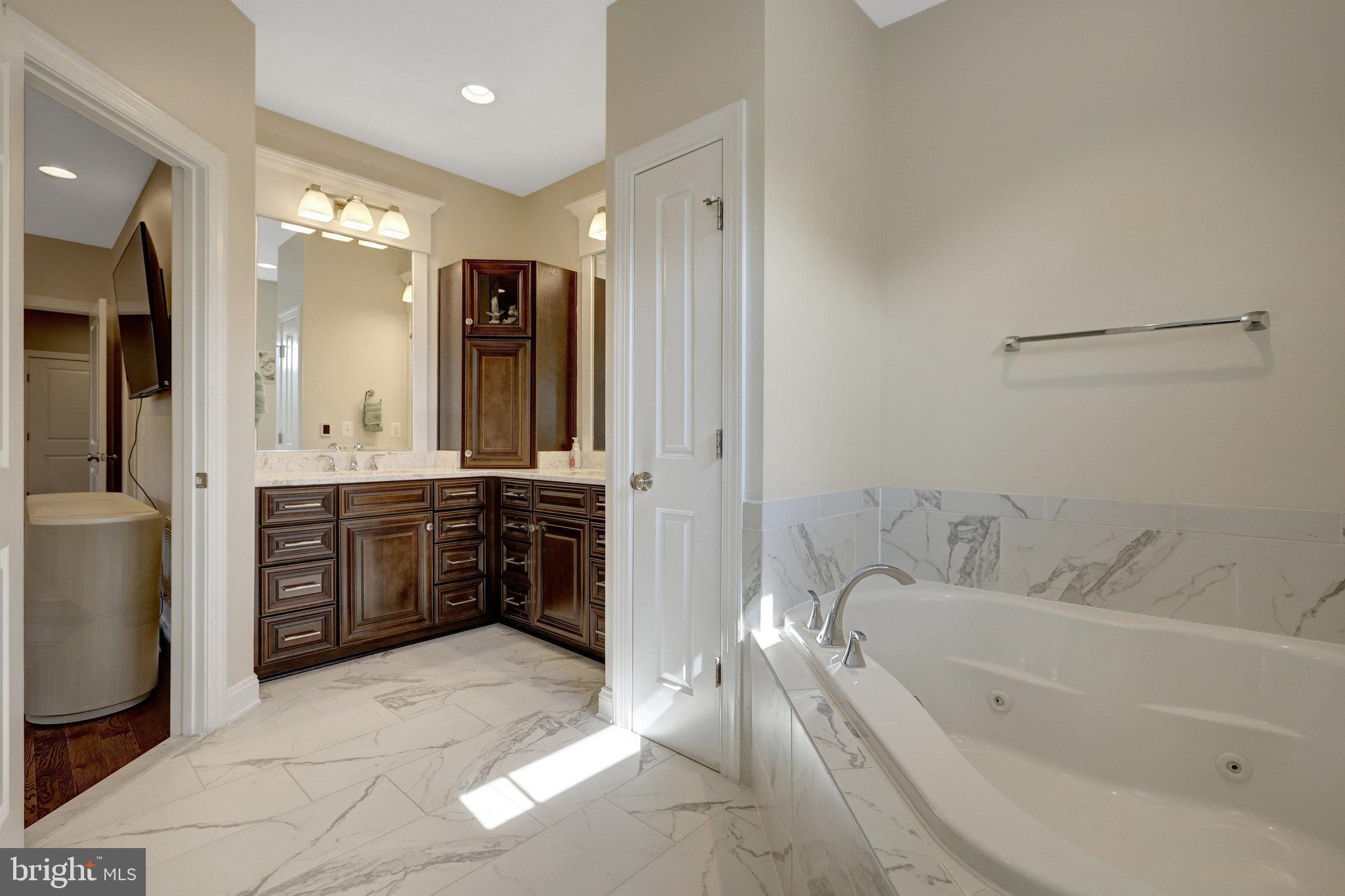 JADE MANOR - Residential