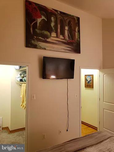 HOLLINS MARKET - Residential