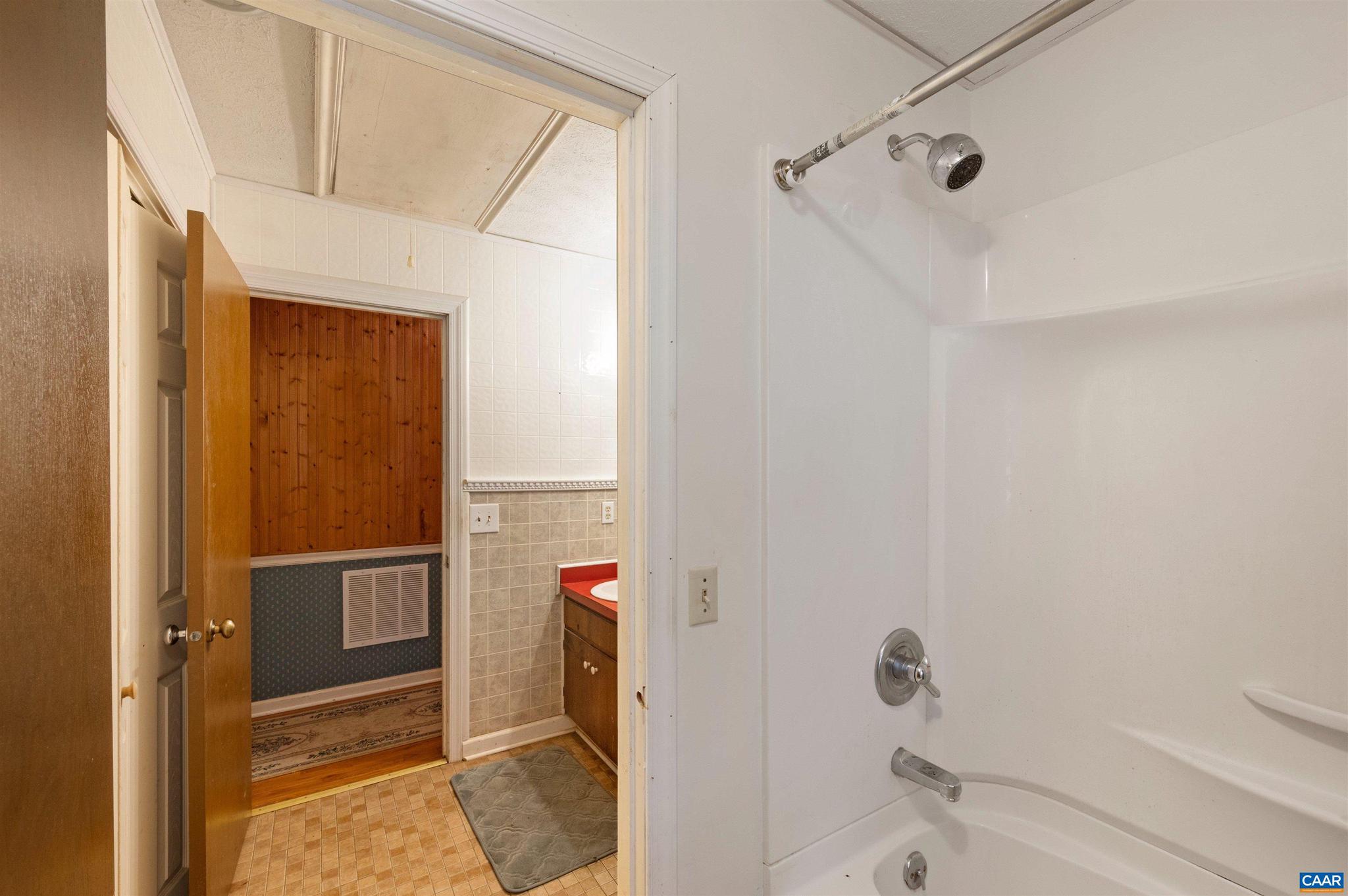 LAKE MONTICELLO - Residential