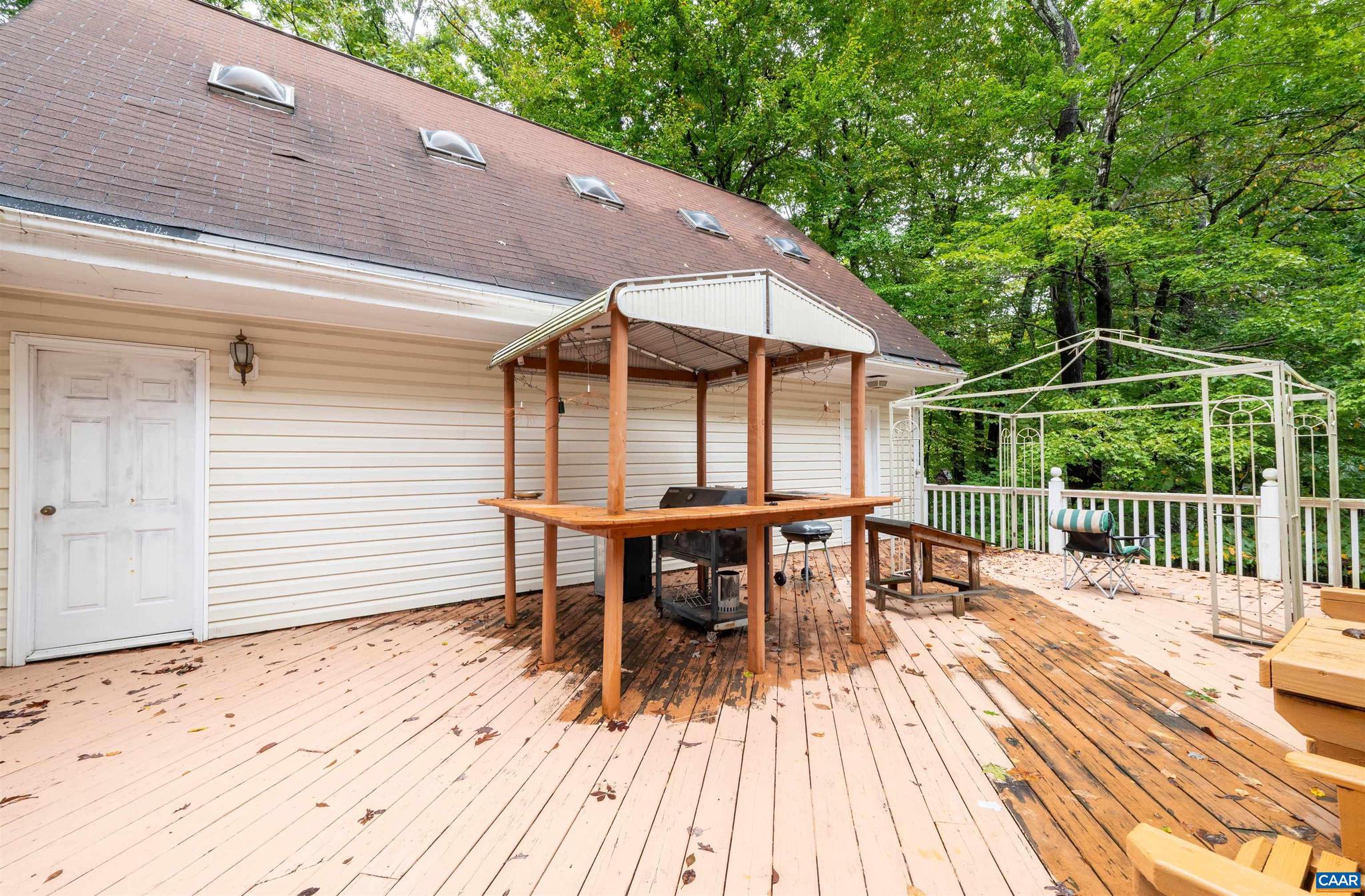 LAKE MONTICELLO - Residential