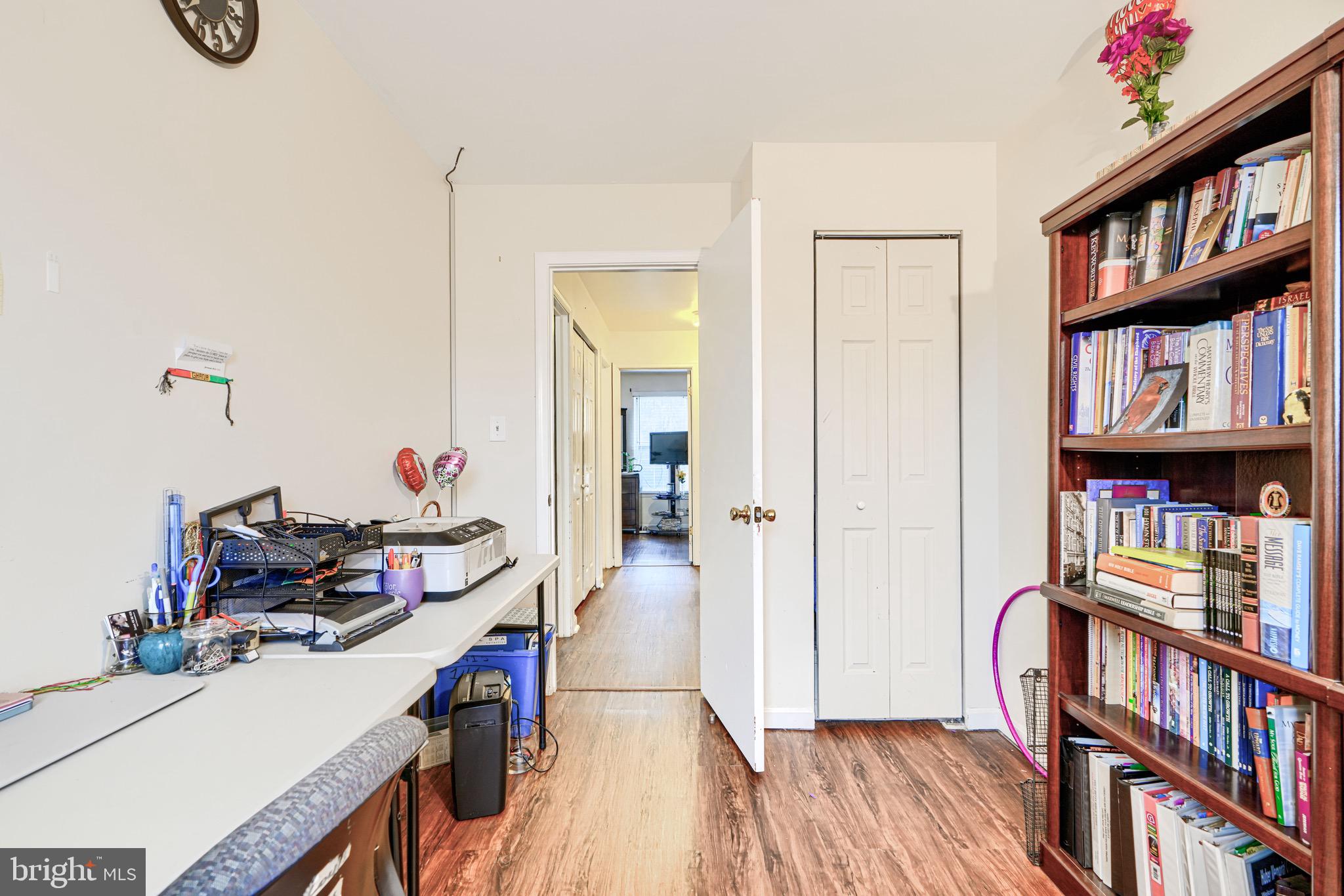 STONELEIGH SQUARE - Residential