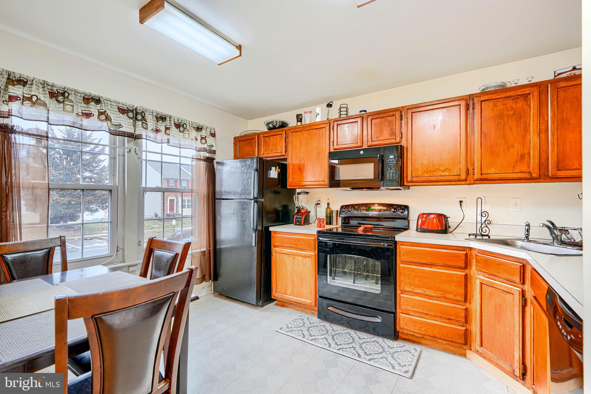 STONELEIGH SQUARE - Residential