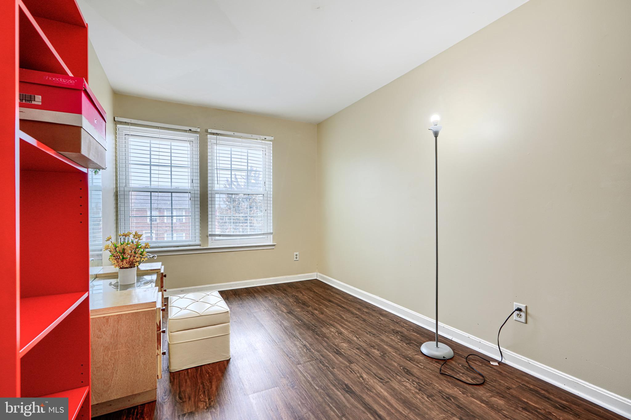 STONELEIGH SQUARE - Residential