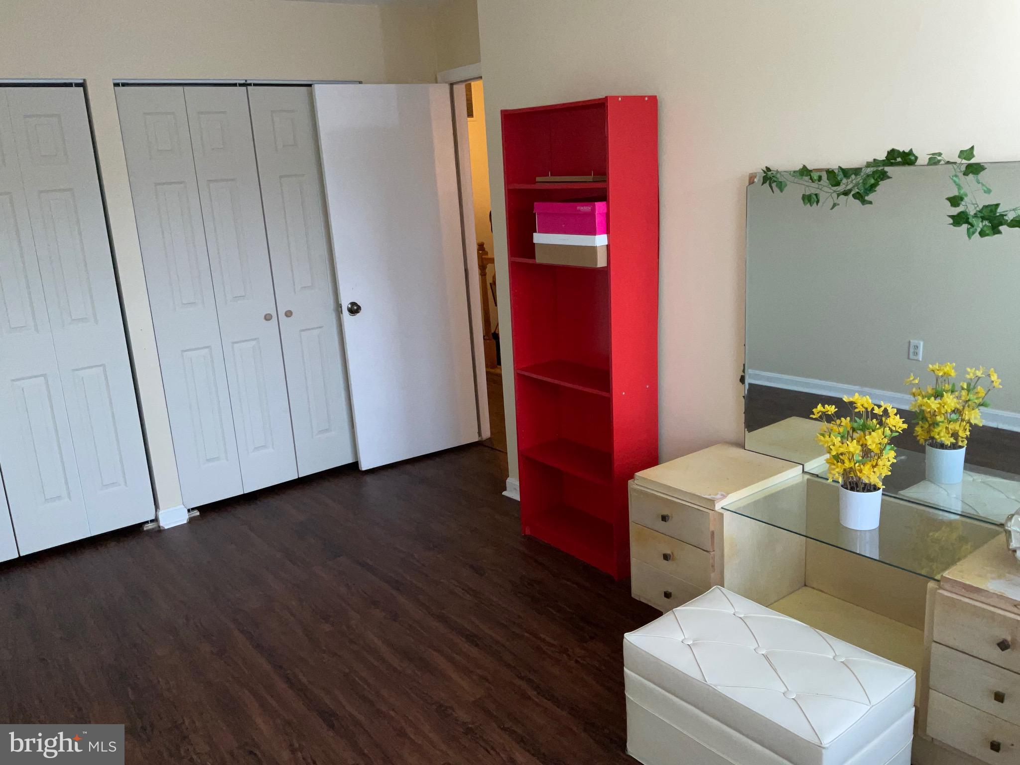 STONELEIGH SQUARE - Residential