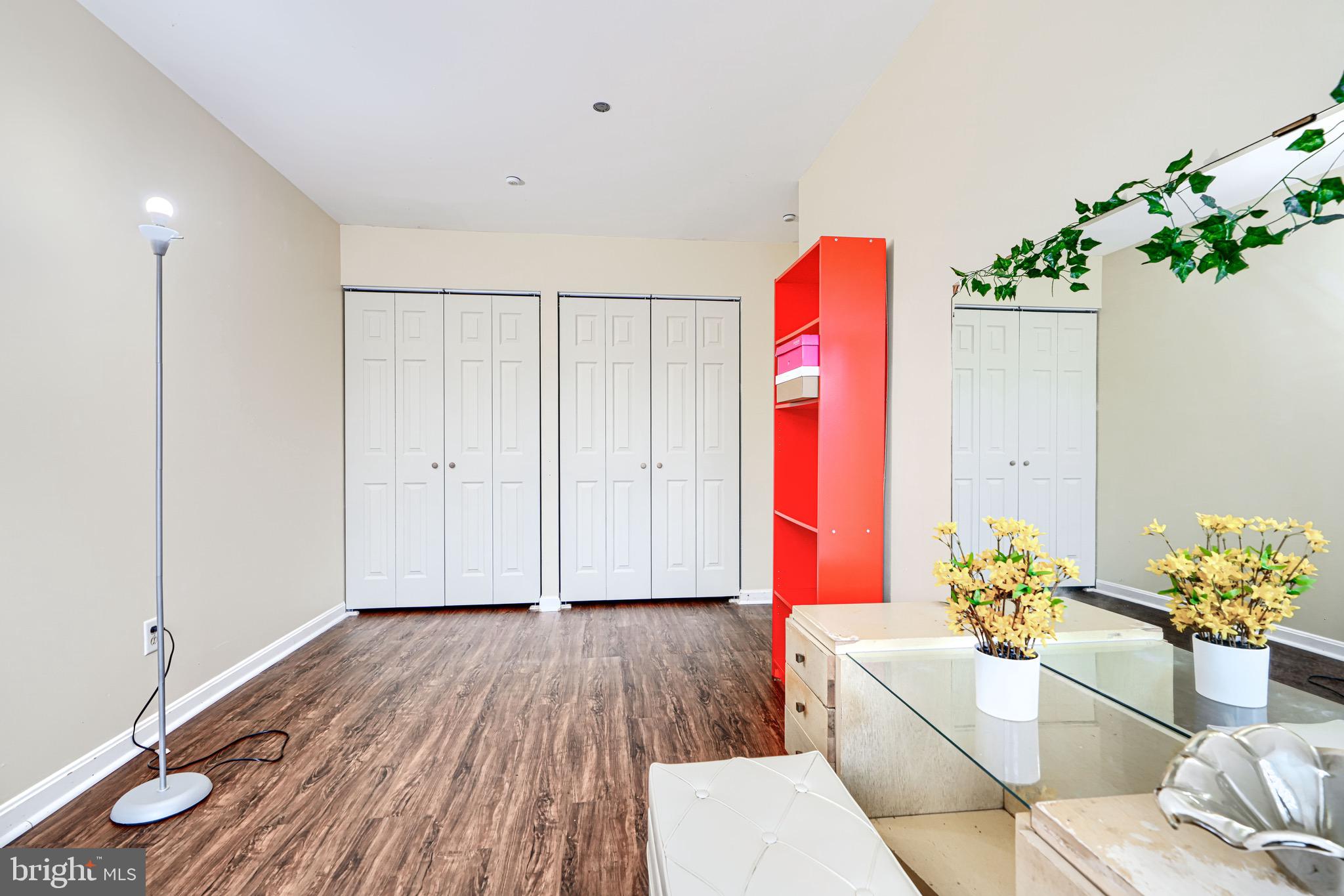 STONELEIGH SQUARE - Residential