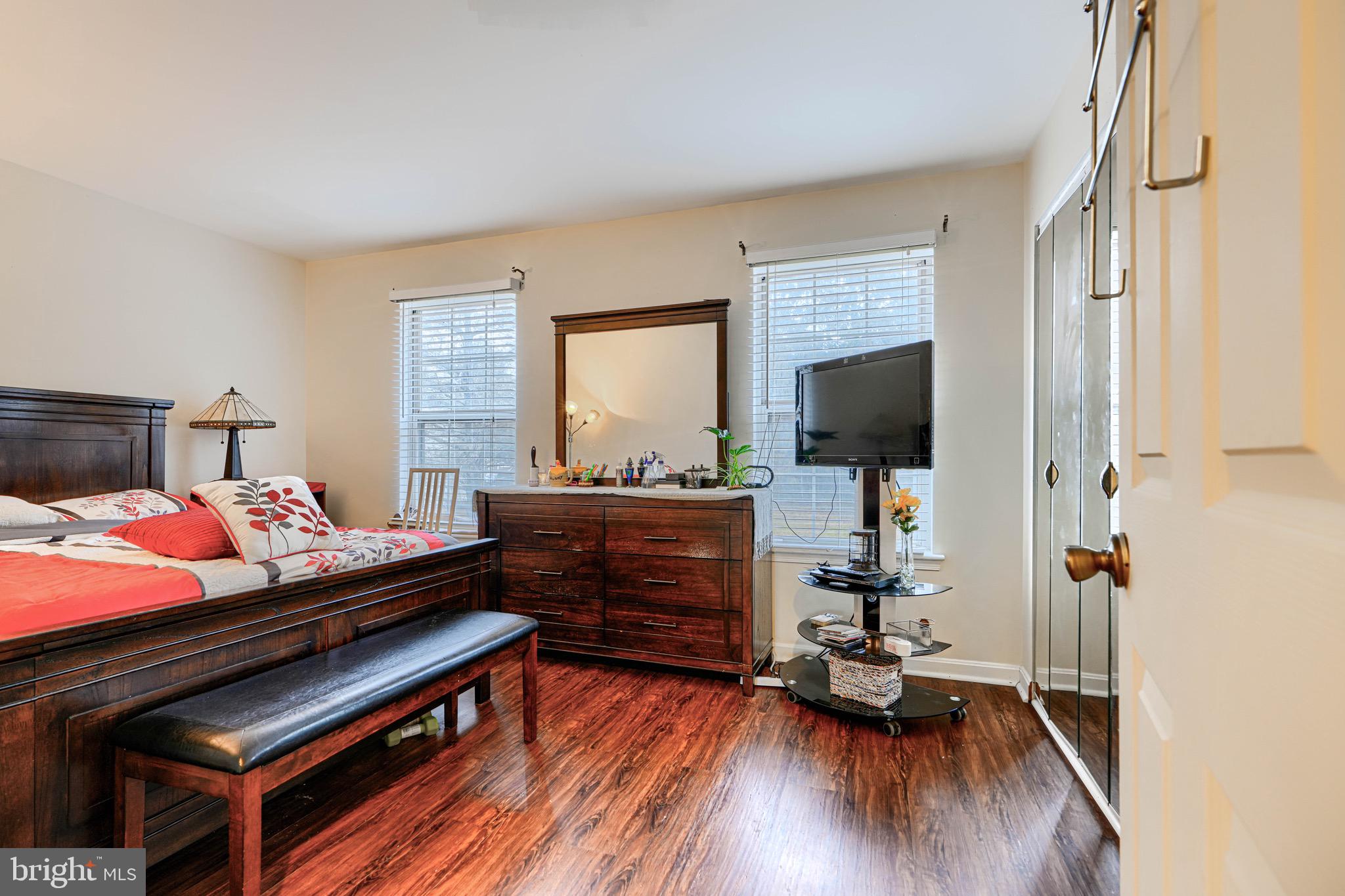 STONELEIGH SQUARE - Residential