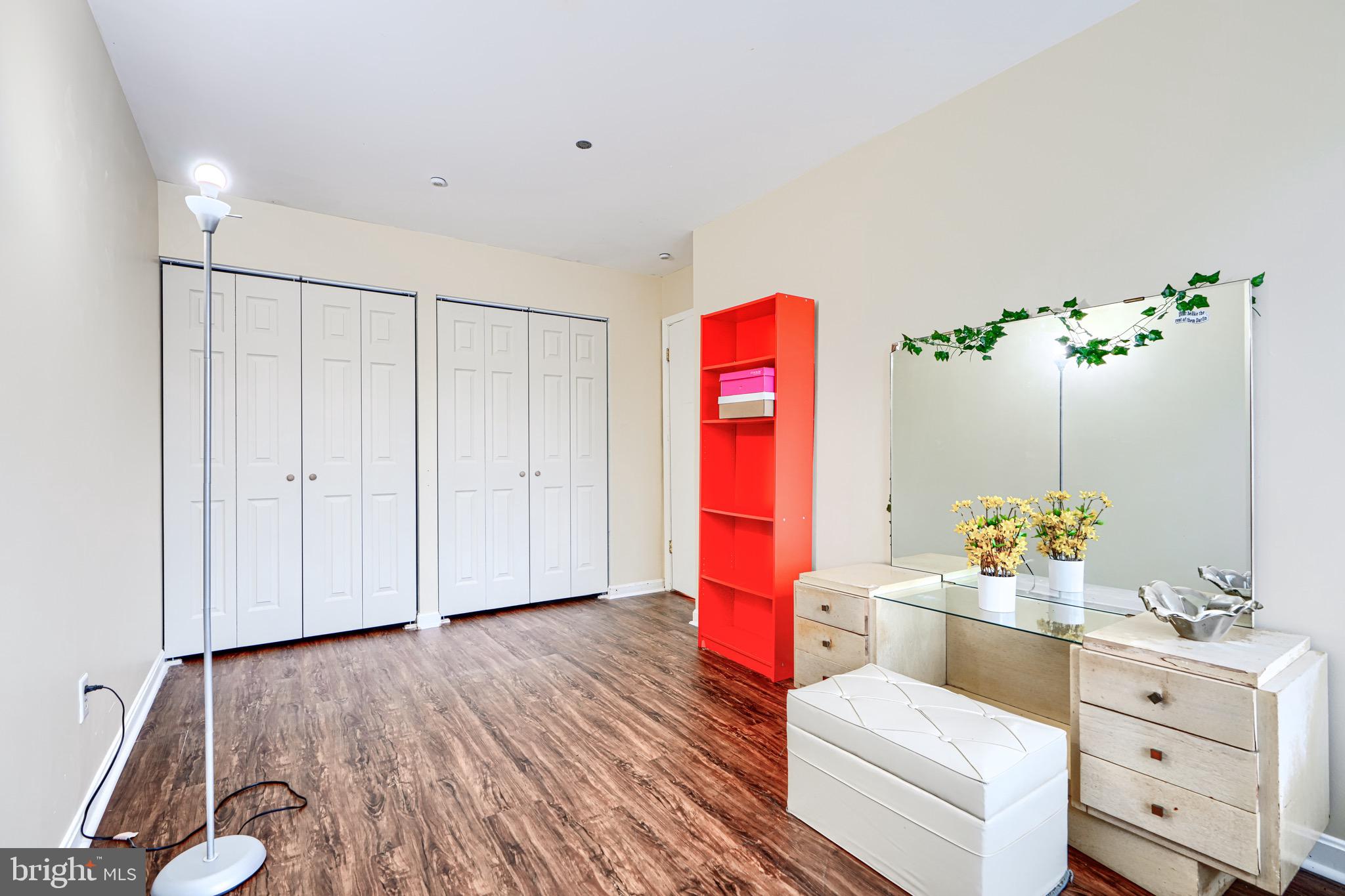 STONELEIGH SQUARE - Residential