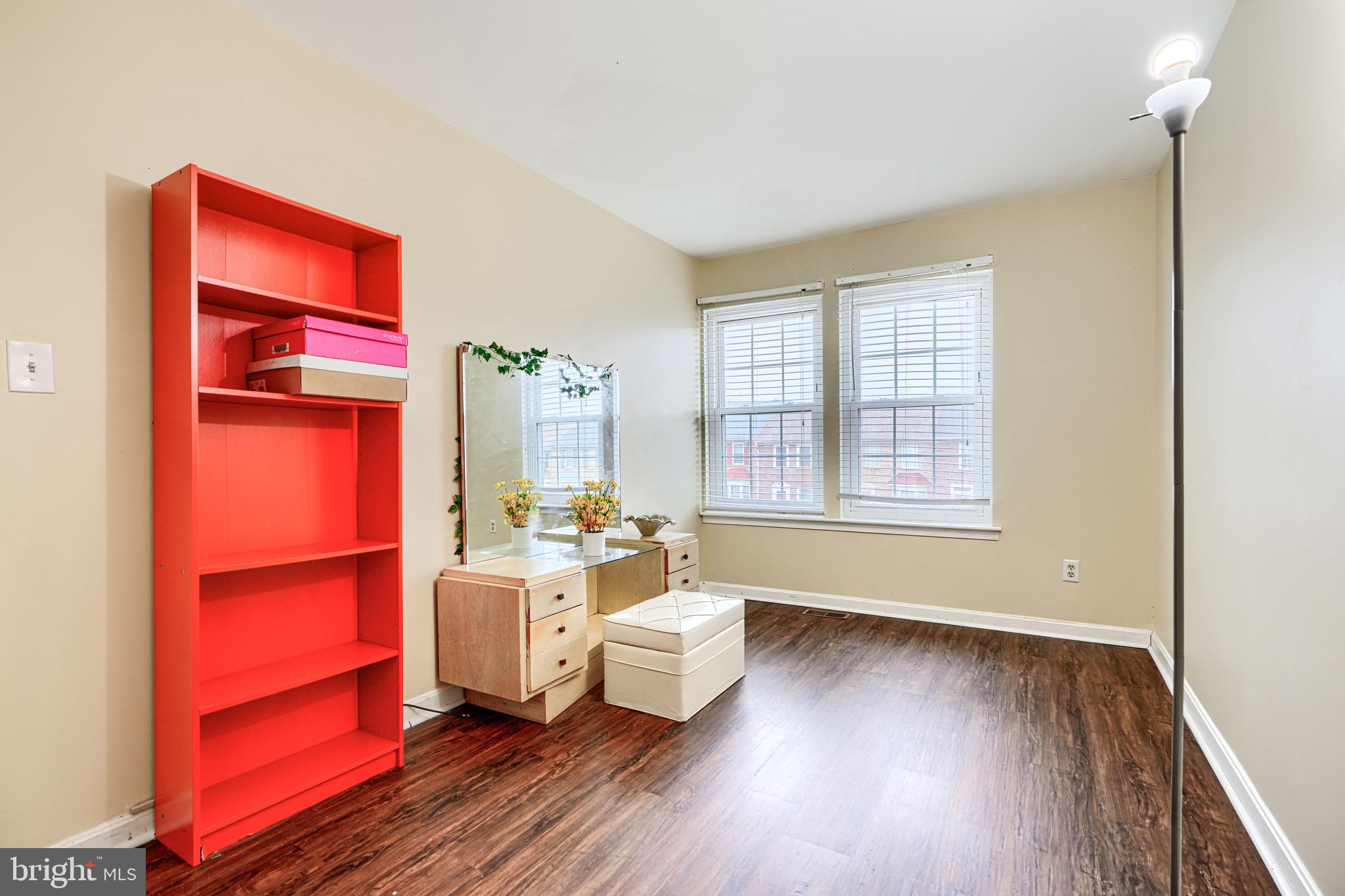 STONELEIGH SQUARE - Residential