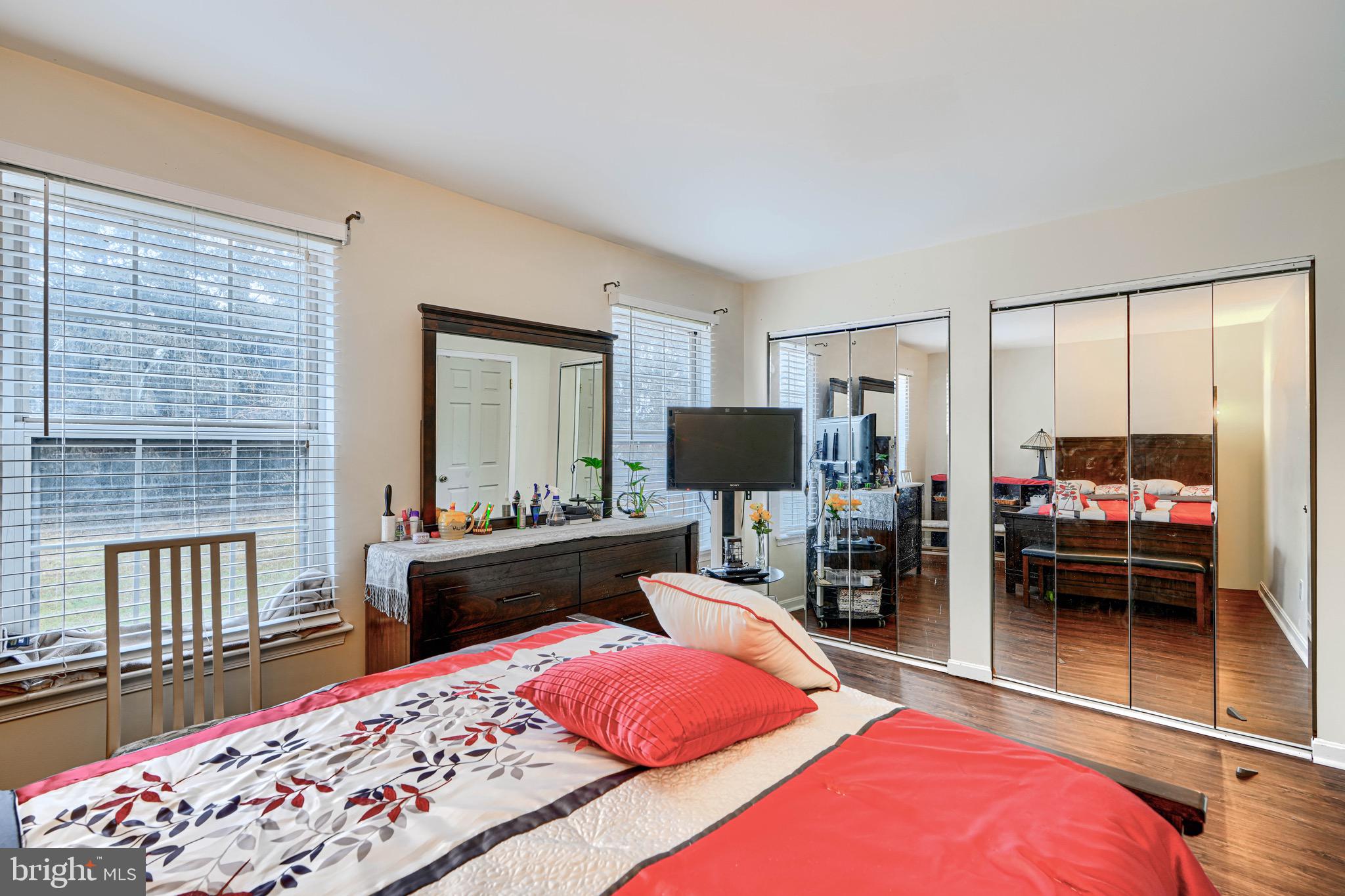 STONELEIGH SQUARE - Residential