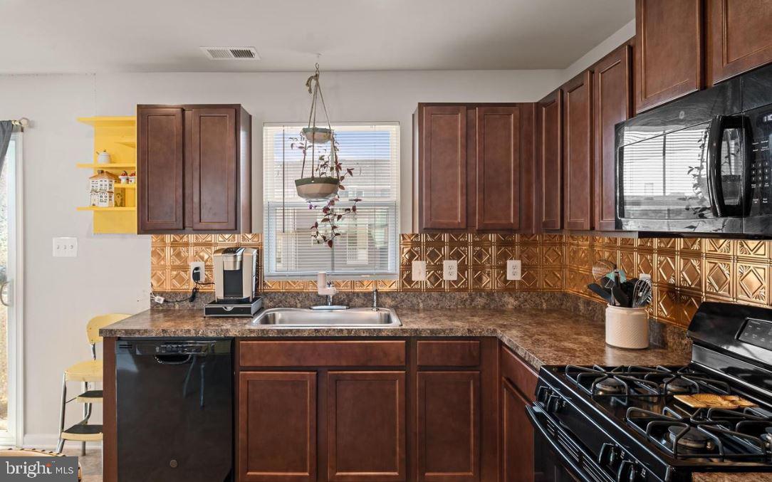 LAKESIDE - Residential Lease