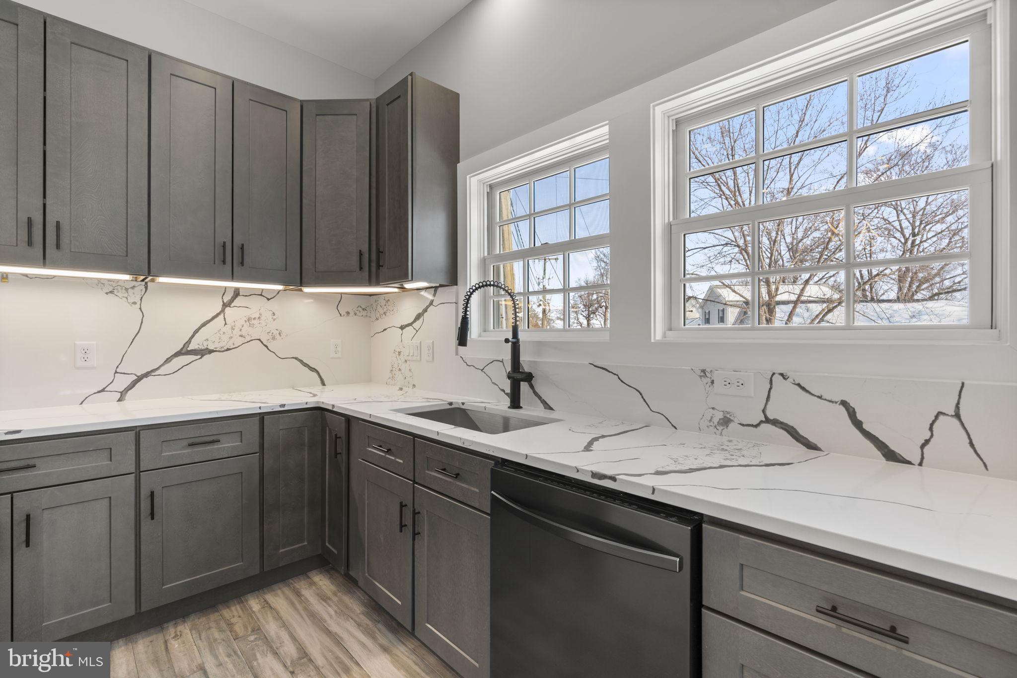 WOODLAND BEACH - Residential