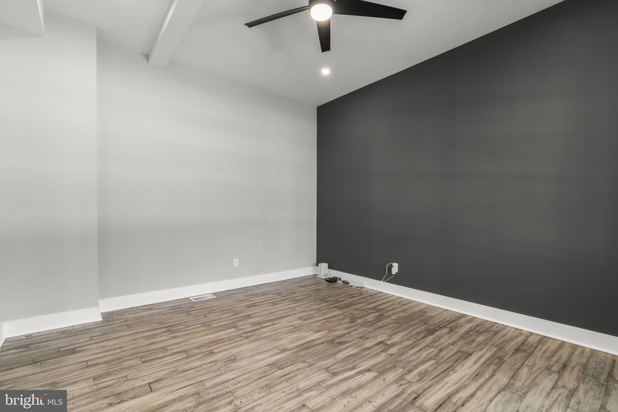 WOODLAND BEACH - Residential