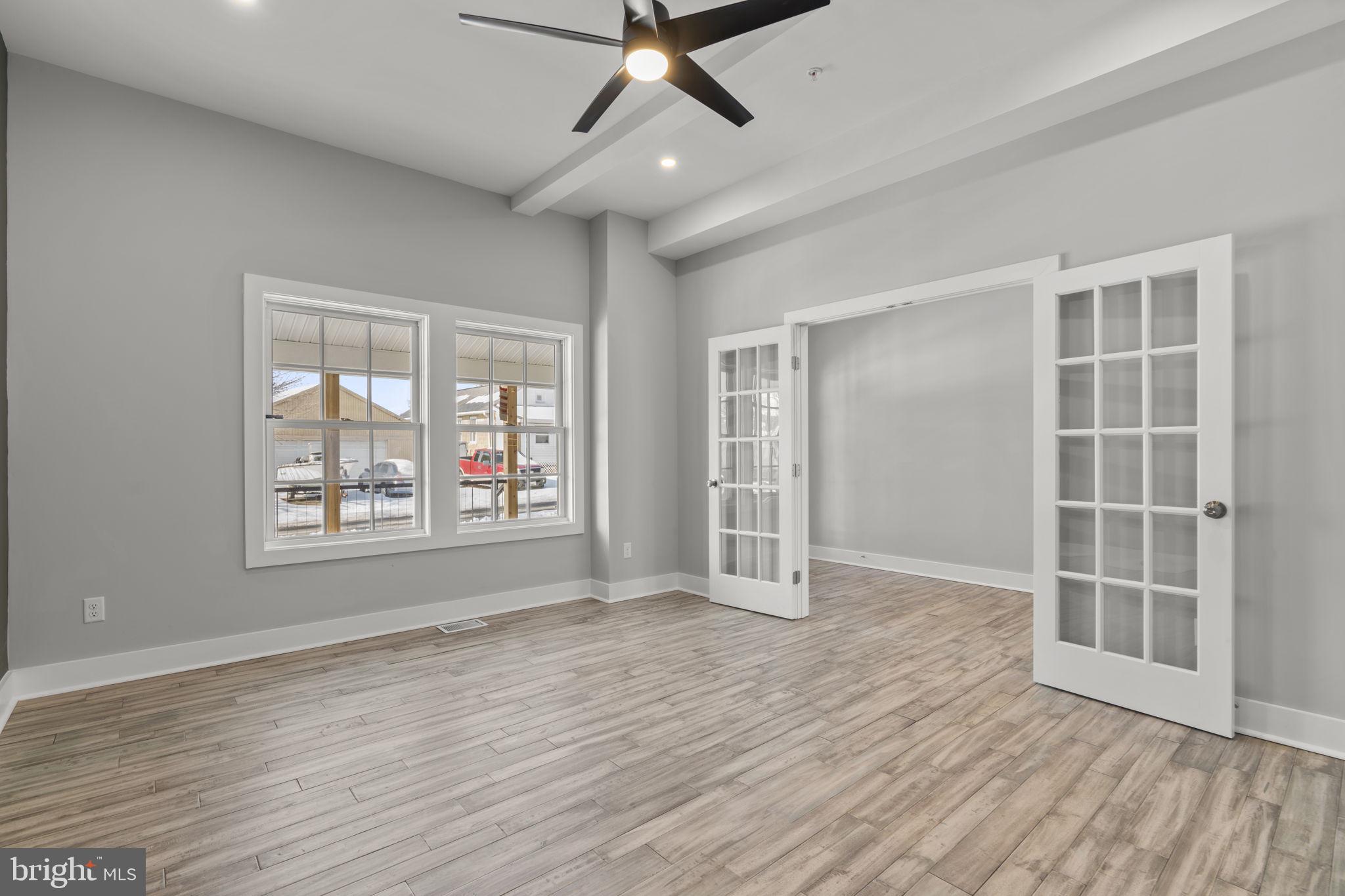 WOODLAND BEACH - Residential