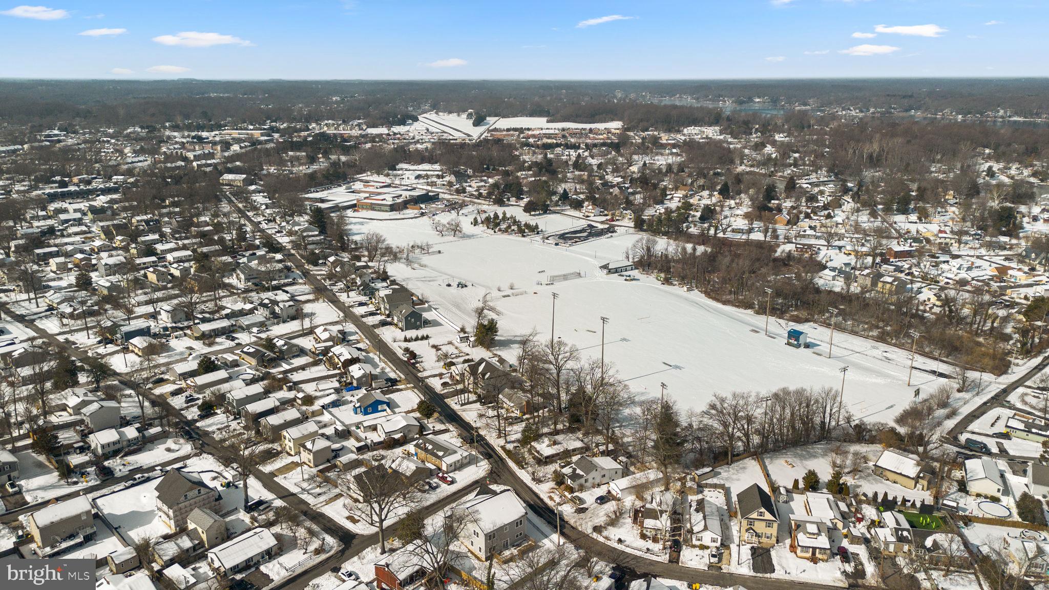 WOODLAND BEACH - Residential