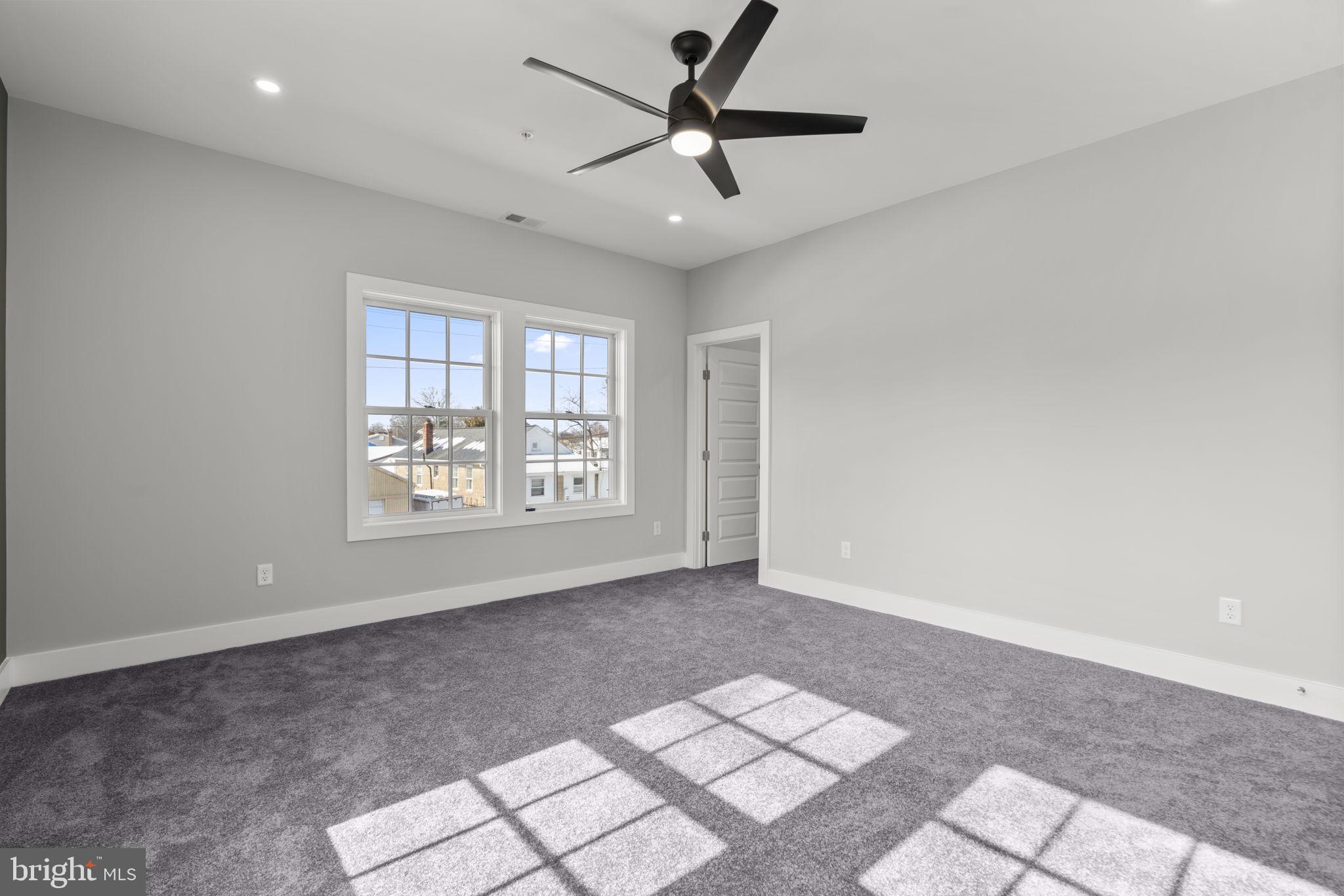 WOODLAND BEACH - Residential