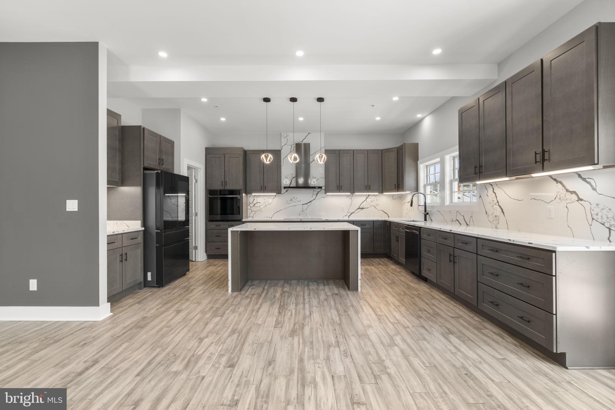 WOODLAND BEACH - Residential