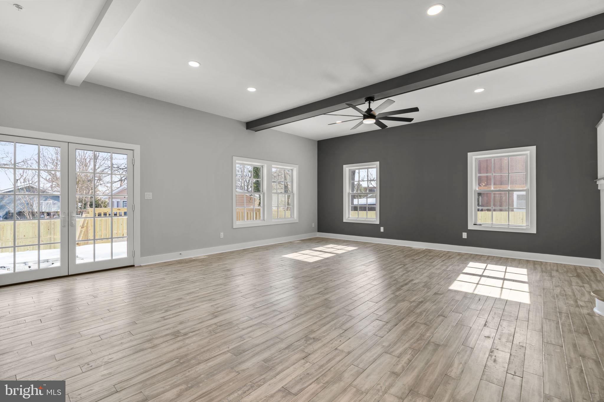 WOODLAND BEACH - Residential