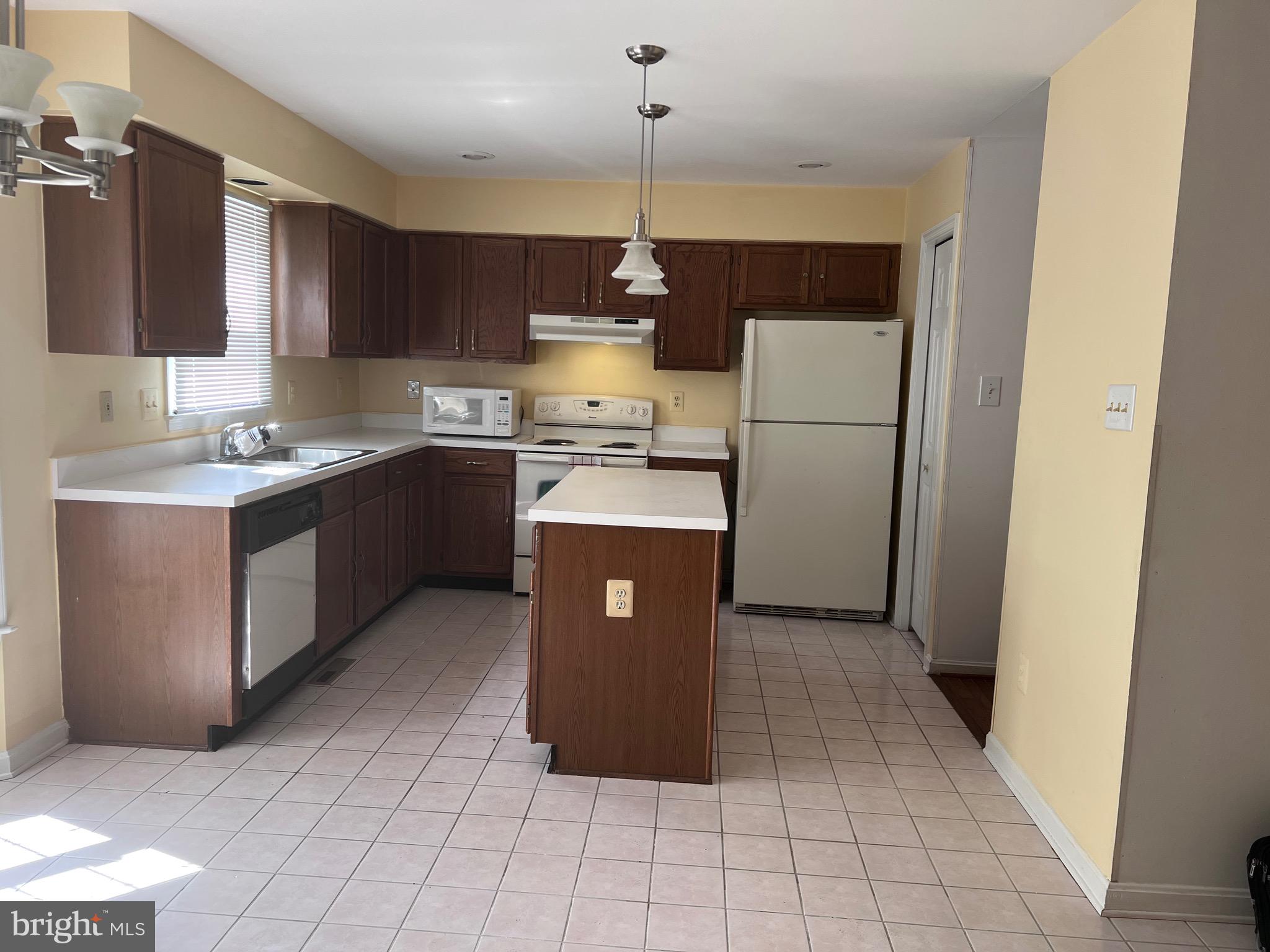 7712 SANDSTONE COURT