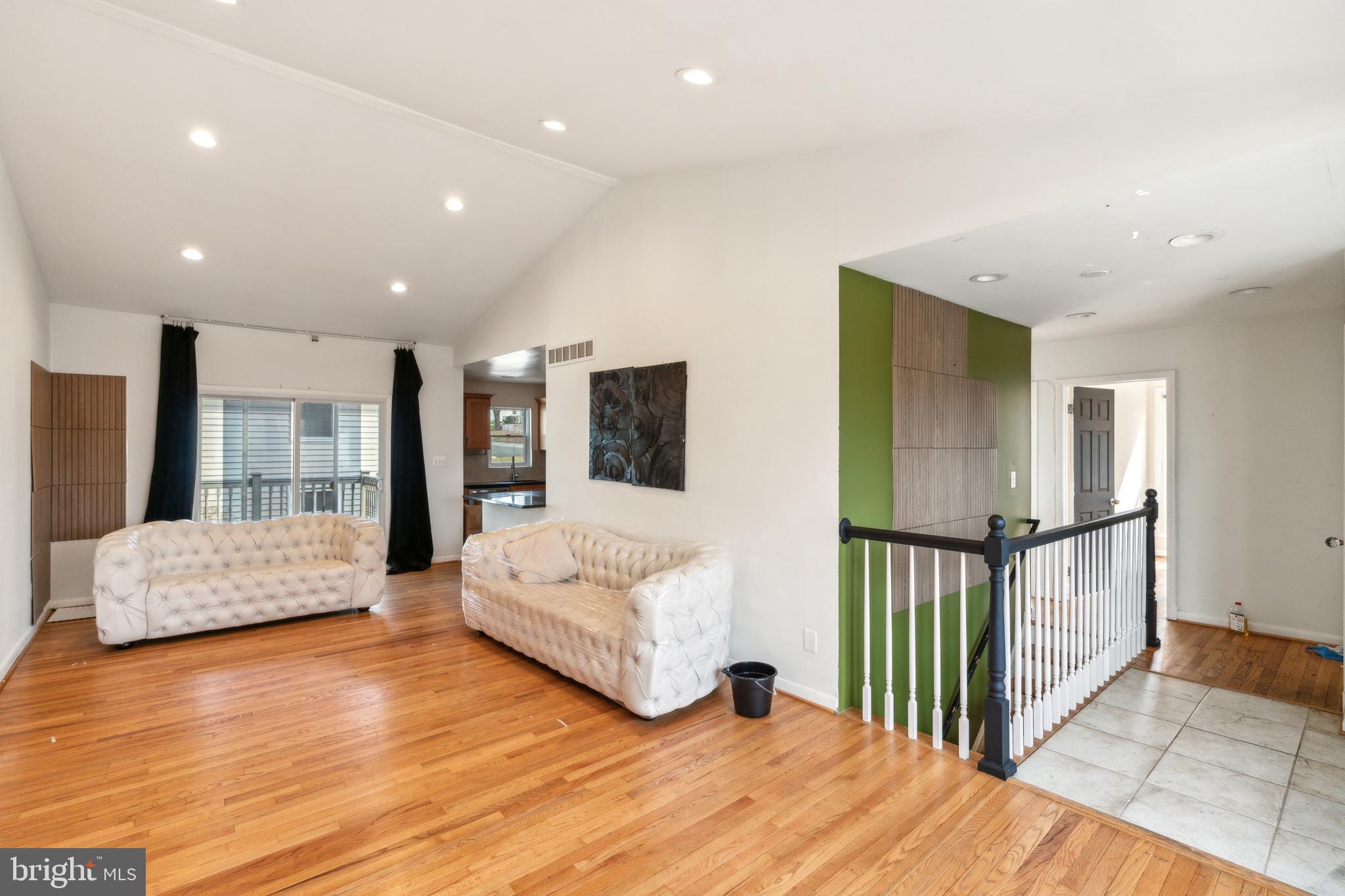 207 VIEWING AVENUE