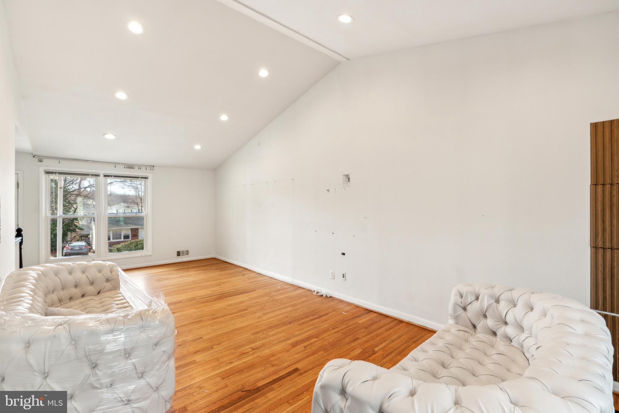 207 VIEWING AVENUE