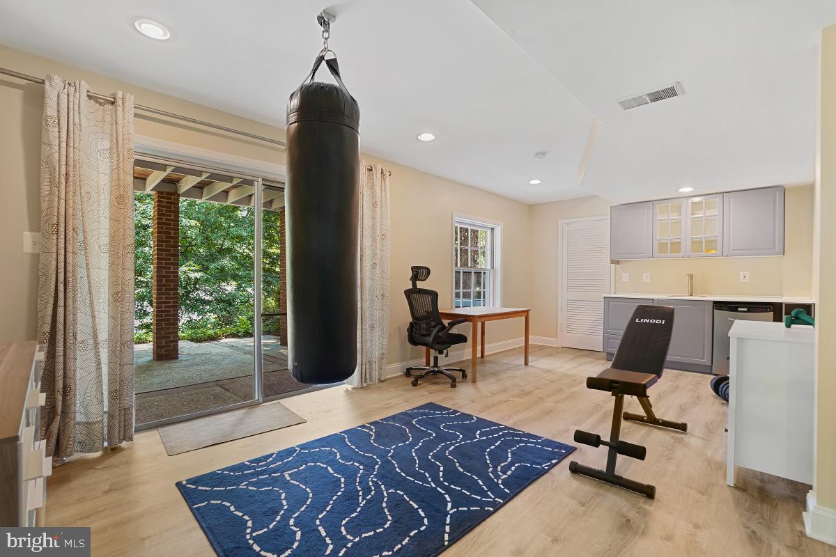 ENGLISH VILLAGE - Residential