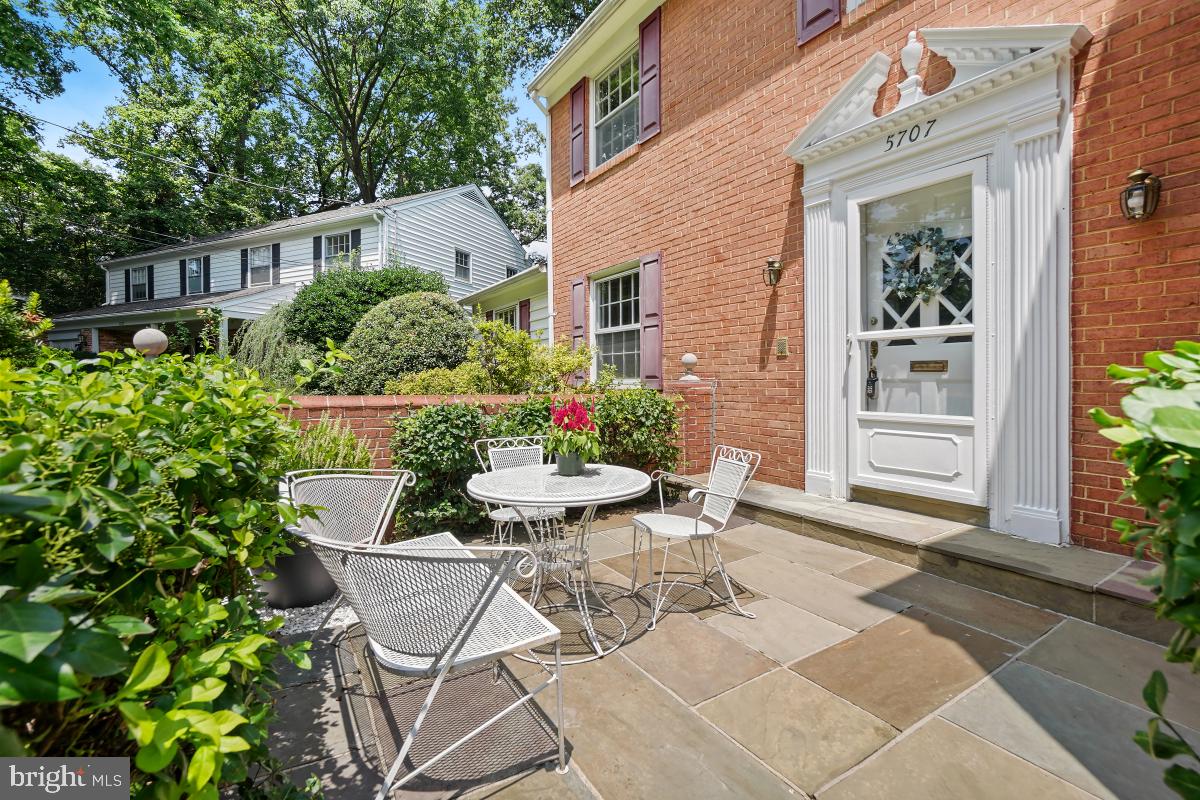 ENGLISH VILLAGE - Residential