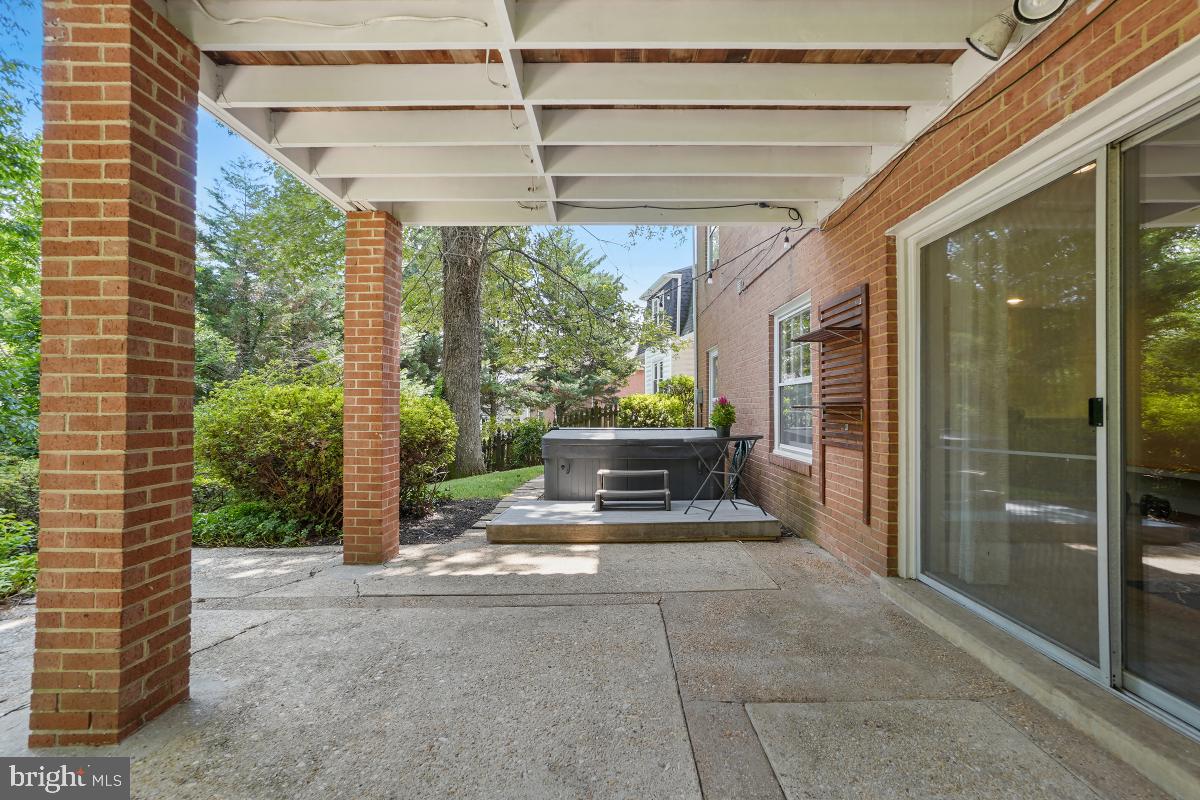 ENGLISH VILLAGE - Residential