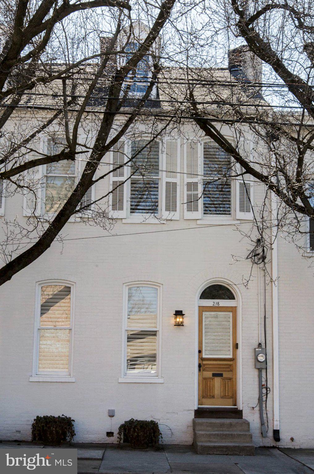 218 W CHESTNUT STREET