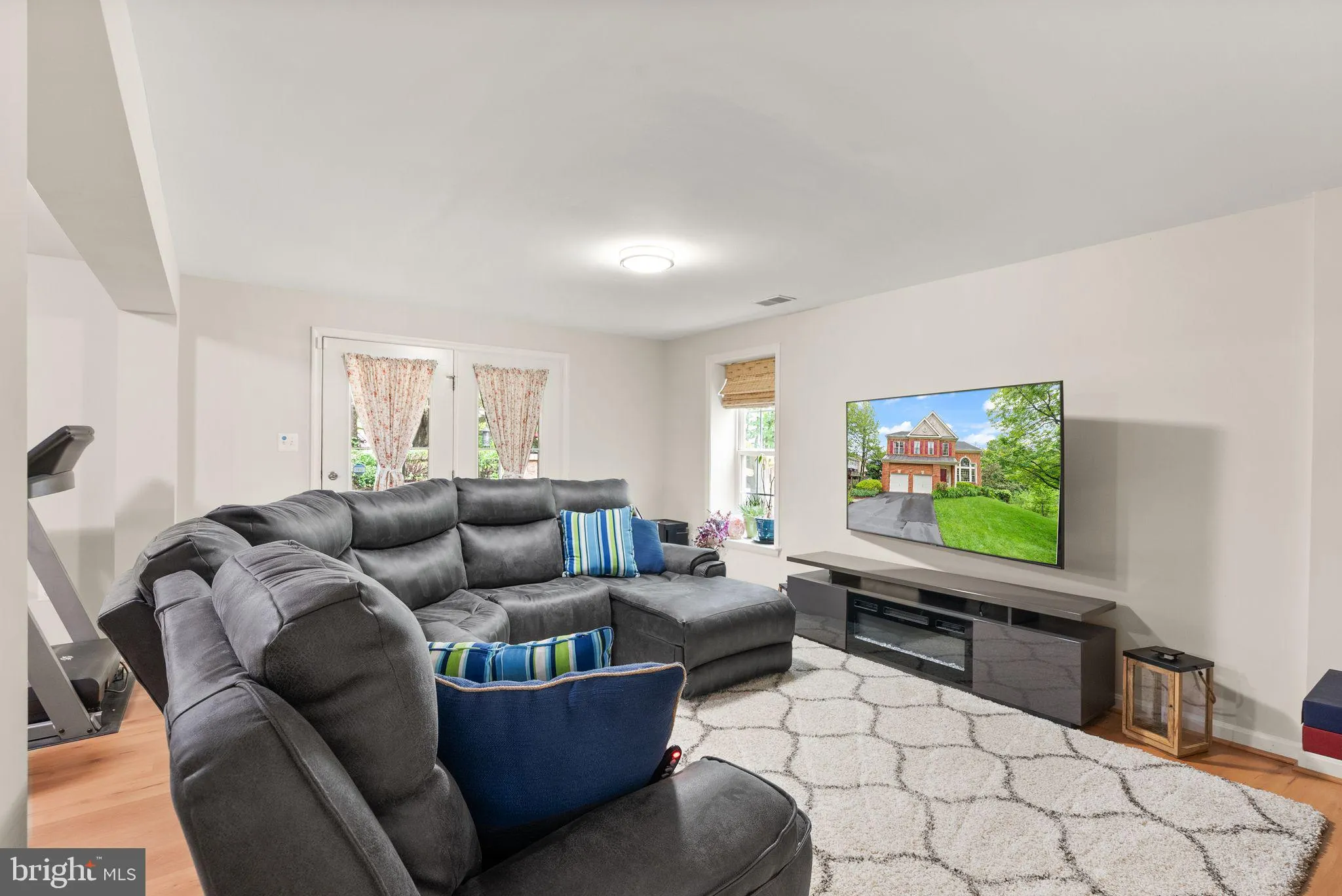 Centreville, Virginia 20120, United States, 6 Bedrooms Bedrooms, ,5 BathroomsBathrooms,Residential,Active,133264